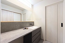 株式会社アントールの施工事例「【板張り天井】ヒノキ×シナベニヤ。本物の木を使う贅沢な和モダンLDK」の画像4