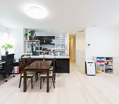 シンプルモダンスタイルのリビング 株式会社アイ工務店 福井支店の事例画像