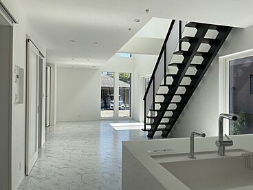 株式会社アイ工務店 福井支店の施工事例「白で統一されたホテルライクな住まい」の画像