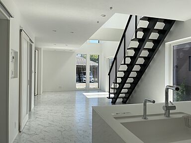 株式会社アイ工務店 福井支店の施工事例「白で統一されたホテルライクな住まい」の画像1