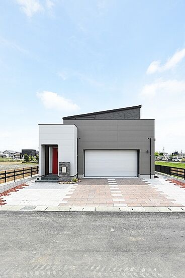 朝日住宅株式会社の施工事例「海外リゾートを思わせるラウンジ・バルコニーのある邸宅」の画像