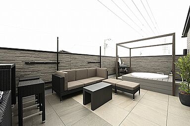 朝日住宅株式会社の施工事例「海外リゾートを思わせるラウンジ・バルコニーのある邸宅」の画像4