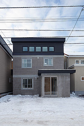 有限会社大元工務店の施工事例「家族の“受け継ぎたい”を叶えた、札幌軟石と光の家(札幌市西区 M様邸)」のメイン画像