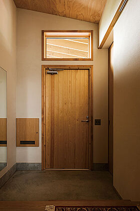 有限会社大元工務店の施工事例「素材と個性が織りなす温もりと遊び心あふれる住まい(北広島市 K様邸)」の画像1