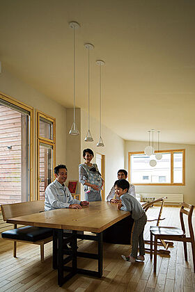 有限会社大元工務店の施工事例「家族のつながりと開放感を楽しむモダンな住まい(千歳市 K様邸)」のメイン画像