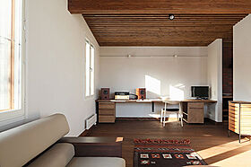 有限会社大元工務店の施工事例「素材の風合いと窓辺の光が響き合う住まい(札幌市中央区 Y様邸)」の画像2