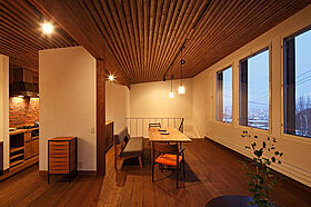 有限会社大元工務店の施工事例「素材の風合いと窓辺の光が響き合う住まい(札幌市中央区 Y様邸)」の画像4