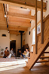 有限会社大元工務店の施工事例「薪火と木の温もりに包まれ家族が集う暮らしやすい住まい(札幌市 K様邸)」の画像
