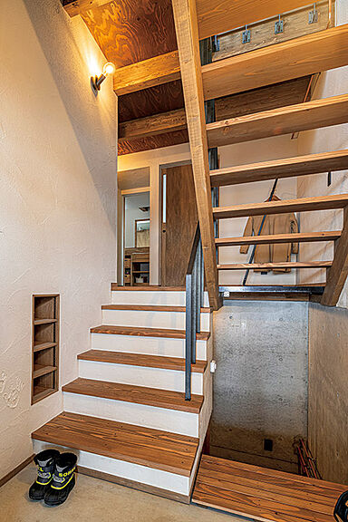 有限会社大元工務店の施工事例「コンパクトな敷地を最大限に生かしたスキップフロアの快適な家(札幌市 S様邸)」の画像1