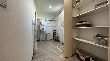 道北振興株式会社の施工事例「19.25帖のLDK・パントリー・脱衣室と洗面分離・WIC付きが魅力の住まい。」の画像4