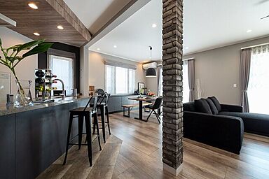 ブリリアントホーム 横浜ハウジングフォーラムの施工事例「スタイリッシュなモダン・アメリカンスタイルの美しい住まい」の画像1