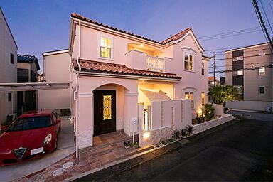 ブリリアントホーム 横浜ハウジングフォーラムの施工事例「リゾートホテルのように過ごせるバーカウンターのある住まい」の画像1