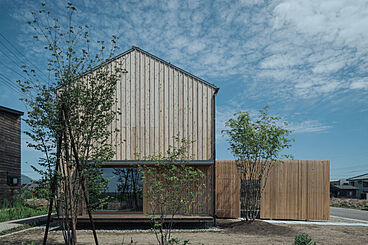 株式会社COLORS工務店 一級建築士事務所の施工事例「心地よい空間に包まれる、洗練されたホテルライクな天然木の家」の画像