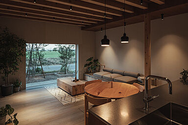 株式会社COLORS工務店 一級建築士事務所の施工事例「心地よい空間に包まれる、洗練されたホテルライクな天然木の家」の画像1