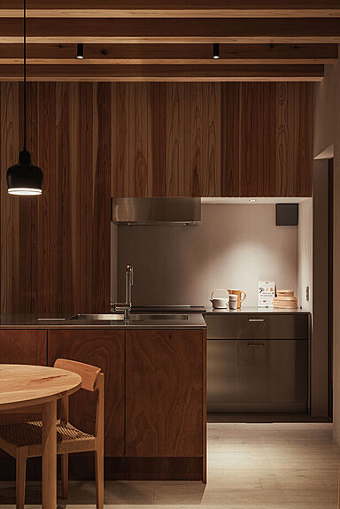 株式会社COLORS工務店 一級建築士事務所の施工事例「心地よい空間に包まれる、洗練されたホテルライクな天然木の家」の画像2