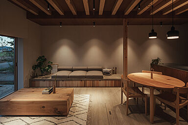 株式会社COLORS工務店 一級建築士事務所の施工事例「心地よい空間に包まれる、洗練されたホテルライクな天然木の家」の画像4