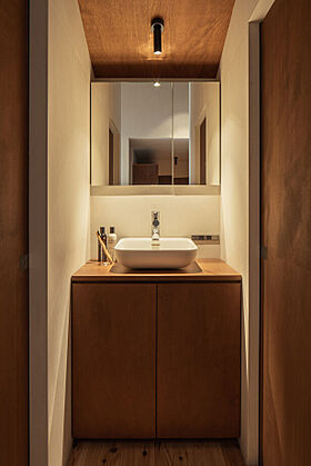 株式会社COLORS工務店 一級建築士事務所の施工事例「心地よい空間に包まれる、洗練されたホテルライクな天然木の家」の画像8