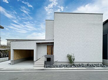 株式会社COLORS工務店 一級建築士事務所の施工事例「【滋賀/草津市/矢橋/天然木/趣味/COLORS工務店】魅力的なガレージハウス」の画像