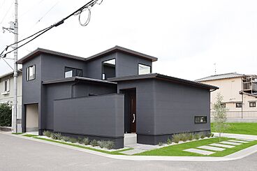 株式会社COLORS工務店 一級建築士事務所の施工事例「【滋賀/栗東市/安養寺/天然木/趣味/COLORS工務店】魅力的なガレージハウス」の画像