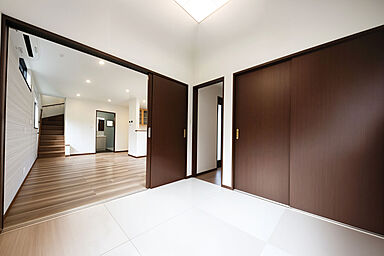 ジェイフィットホーム 鹿児島南店の施工事例「リビングと庭がつながる、開放感たっぷりのお家」の画像6