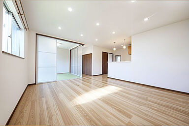 ジェイフィットホーム 鹿児島南店の施工事例「リビングと和室がゆるやかにつながる、家事らく動線のお家」の画像1