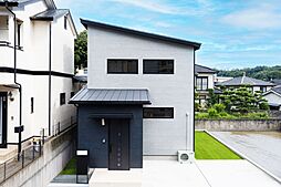 ジェイフィットホーム 鹿児島南店の施工事例「畳コーナーと赤いキッチンが彩る、光あふれるお家」の画像