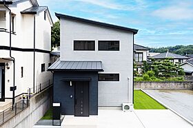 ジェイフィットホーム 鹿児島南店の施工事例「畳コーナーと赤いキッチンが彩る、光あふれるお家」のメイン画像