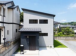 ジェイフィットホーム 鹿児島南店の施工事例「畳コーナーと赤いキッチンが彩る、光あふれるお家」の画像
