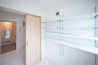 ジェイフィットホーム 鹿児島南店の施工事例「畳コーナーと赤いキッチンが彩る、光あふれるお家」の画像6