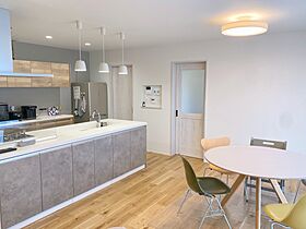 株式会社ヤマックスの施工事例「Y様邸 キッチンから家族の様子が見える、やさしい雰囲気のサーファーズスタイルの家」の画像1