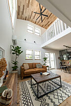 カフェスタイルのリビング Blueziaの事例画像