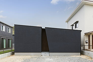 シンプルノート 岡山北・倉敷スタジオの施工事例「瀬戸内市|黒の塗り壁×杉板が映える、ミニマルでモダンな外観」の画像