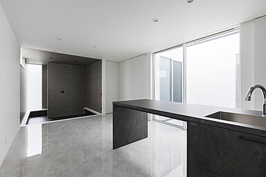 シンプルノート 岡山北・倉敷スタジオの施工事例「瀬戸内市|黒の塗り壁×杉板が映える、ミニマルでモダンな外観」の画像1