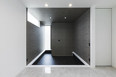 シンプルノート 岡山北・倉敷スタジオの施工事例「瀬戸内市|黒の塗り壁×杉板が映える、ミニマルでモダンな外観」の画像2