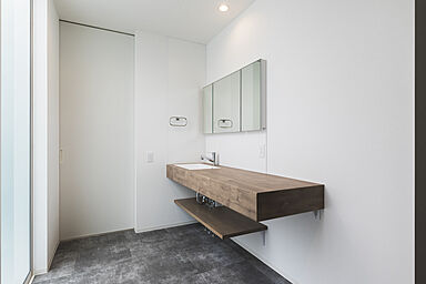 シンプルノート 岡山北・倉敷スタジオの施工事例「瀬戸内市|黒の塗り壁×杉板が映える、ミニマルでモダンな外観」の画像3