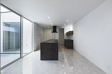 シンプルノート 岡山北・倉敷スタジオの施工事例「瀬戸内市|黒の塗り壁×杉板が映える、ミニマルでモダンな外観」の画像4