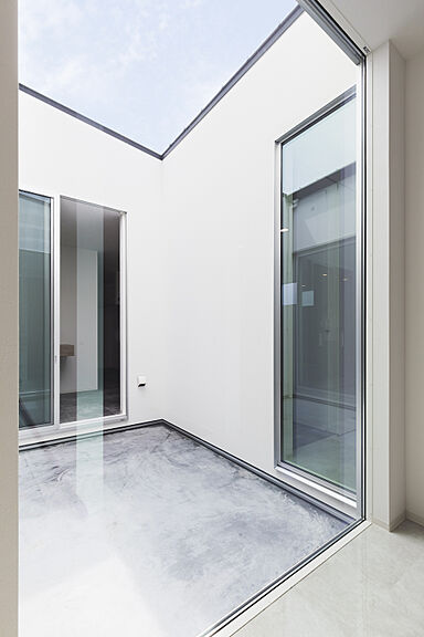 シンプルノート 岡山北・倉敷スタジオの施工事例「瀬戸内市|黒の塗り壁×杉板が映える、ミニマルでモダンな外観」の画像5