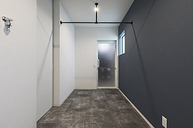 シンプルノート 岡山北・倉敷スタジオの施工事例「瀬戸内市|黒の塗り壁×杉板が映える、ミニマルでモダンな外観」の画像6