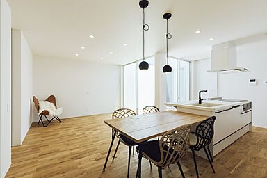 シンプルノート 岡山北・倉敷スタジオの施工事例「岡山市|奥行きのある白い中庭付き平屋」の画像1