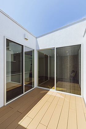 シンプルノート 岡山北・倉敷スタジオの施工事例「岡山市|奥行きのある白い中庭付き平屋」の画像3