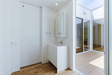 シンプルノート 岡山北・倉敷スタジオの施工事例「岡山市|奥行きのある白い中庭付き平屋」の画像4