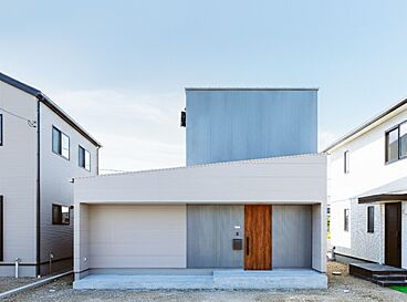 シンプルノート 岡山北・倉敷スタジオの施工事例「岡山市|ガルバリウムと白外壁が映える、コートハウスの住まい」の画像