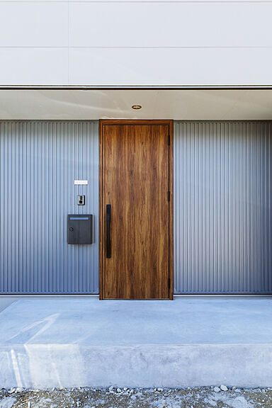 シンプルノート 岡山北・倉敷スタジオの施工事例「岡山市|ガルバリウムと白外壁が映える、コートハウスの住まい」の画像1