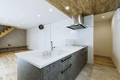 シンプルノート 岡山北・倉敷スタジオの施工事例「岡山市|ガルバリウムと白外壁が映える、コートハウスの住まい」の画像4