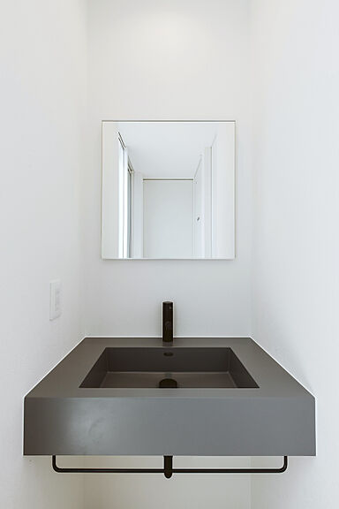 シンプルノート 岡山北・倉敷スタジオの施工事例「岡山市|ガルバリウムと白外壁が映える、コートハウスの住まい」の画像6