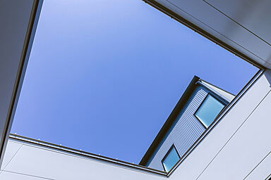 シンプルノート 岡山北・倉敷スタジオの施工事例「岡山市|ガルバリウムと白外壁が映える、コートハウスの住まい」の画像8