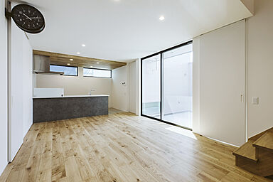 シンプルノート 岡山北・倉敷スタジオの施工事例「岡山市|ガルバリウムと白外壁が映える、コートハウスの住まい」の画像9