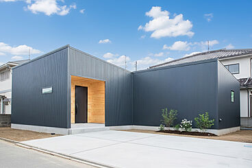 シンプルノート 岡山北・倉敷スタジオの施工事例「倉敷市|黒のガルバリウムが印象的な、Lの字型の平屋」の画像