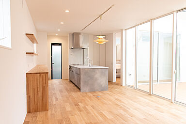 シンプルノート 岡山北・倉敷スタジオの施工事例「倉敷市|黒のガルバリウムが印象的な、Lの字型の平屋」の画像1