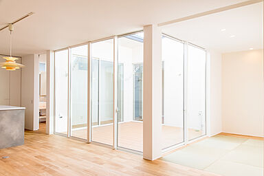 シンプルノート 岡山北・倉敷スタジオの施工事例「倉敷市|黒のガルバリウムが印象的な、Lの字型の平屋」の画像2